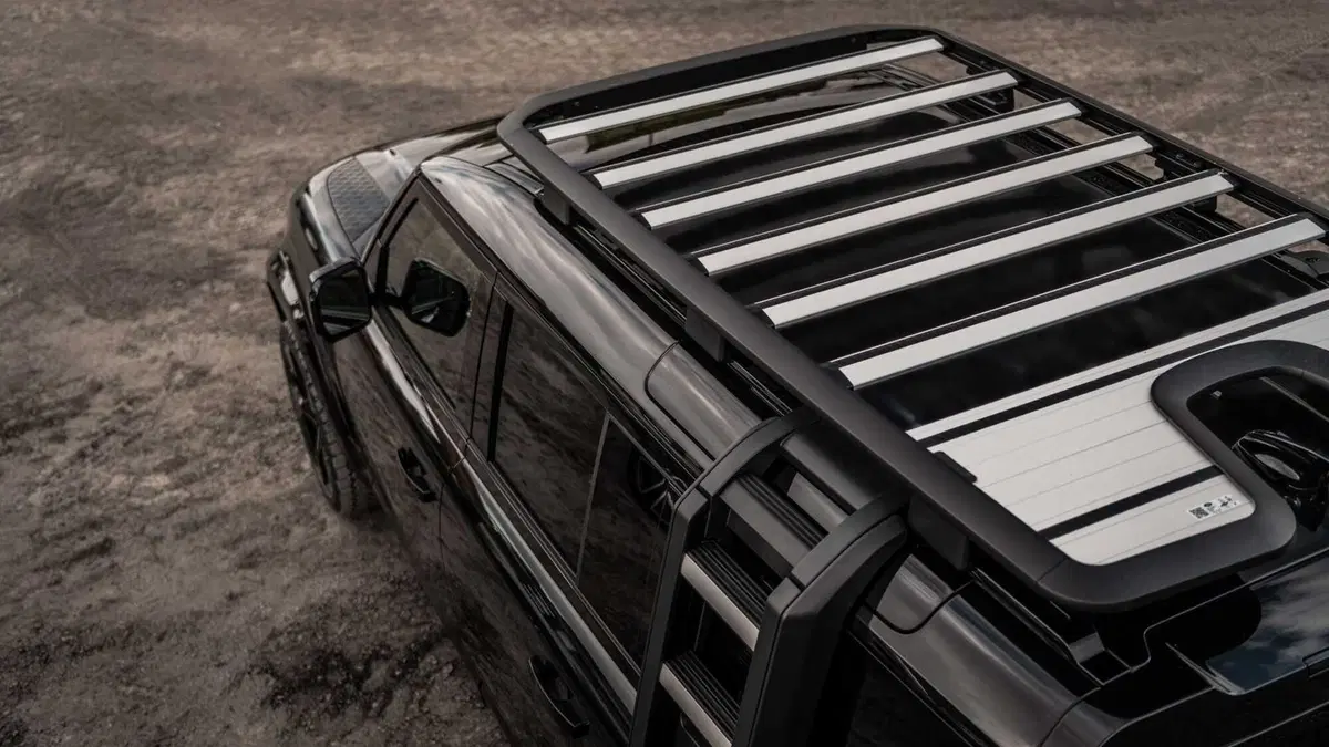 Total Black in stile 007 per Land Rover Defender by Heritage Customs (9)