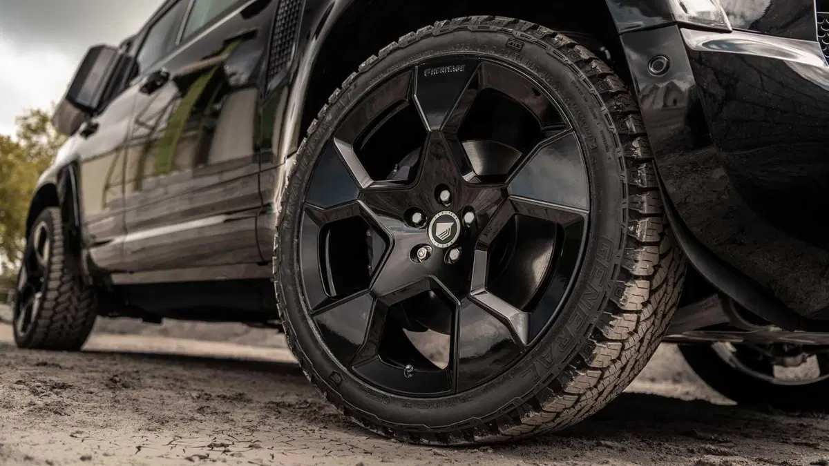 Total Black in stile 007 per Land Rover Defender by Heritage Customs (15)