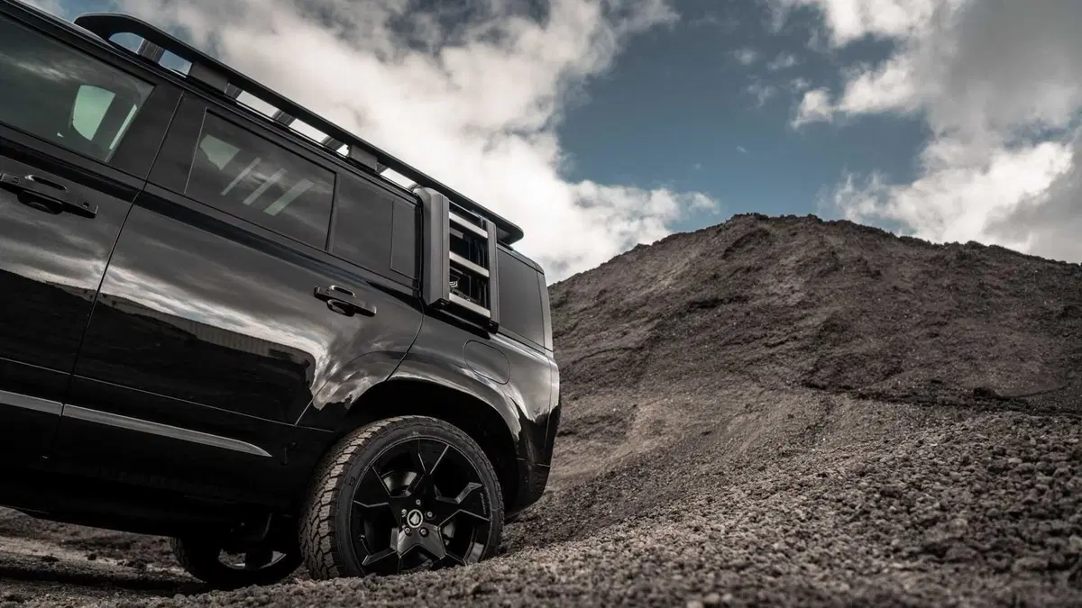 Total Black in stile 007 per Land Rover Defender by Heritage Customs (8)