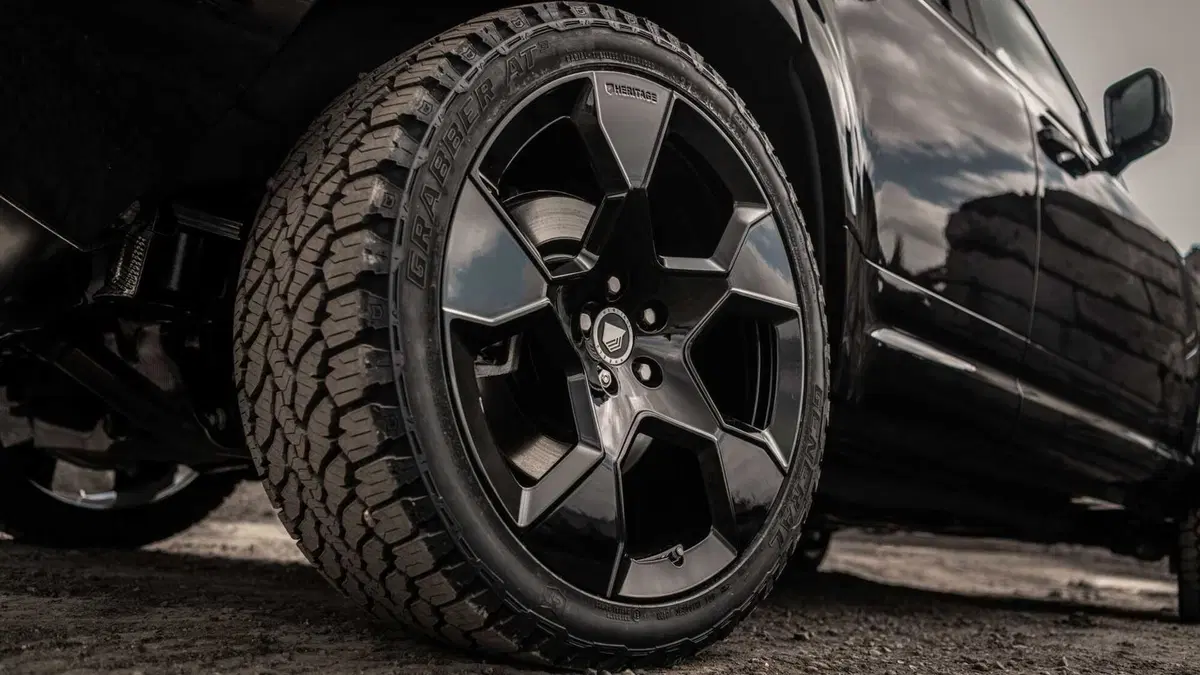 Total Black in stile 007 per Land Rover Defender by Heritage Customs (16)