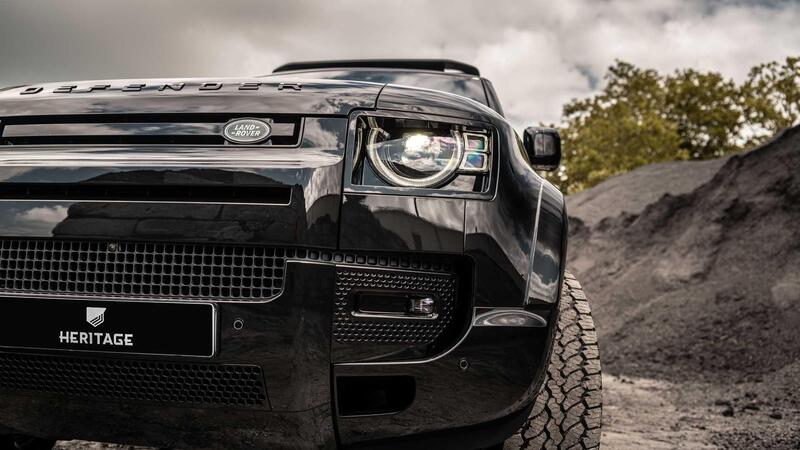 Total Black in stile 007 per Land Rover Defender by Heritage Customs