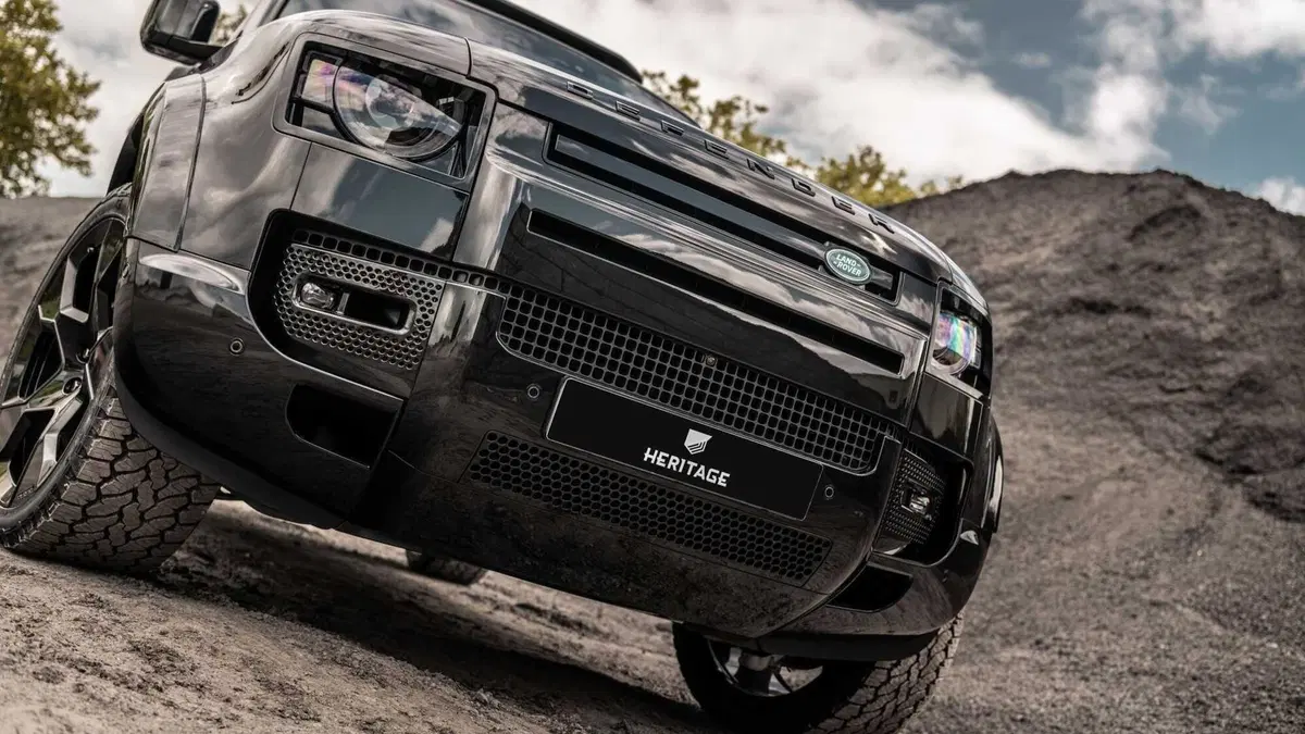 Total Black in stile 007 per Land Rover Defender by Heritage Customs (3)