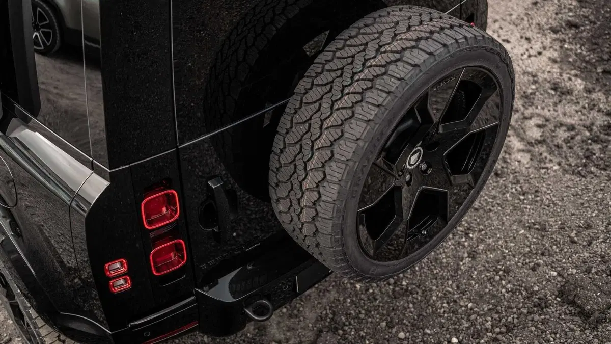 Total Black in stile 007 per Land Rover Defender by Heritage Customs (11)