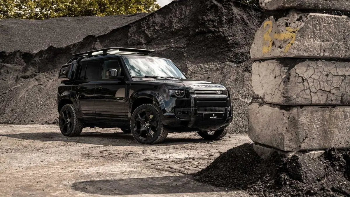 Total Black in stile 007 per Land Rover Defender by Heritage Customs (2)