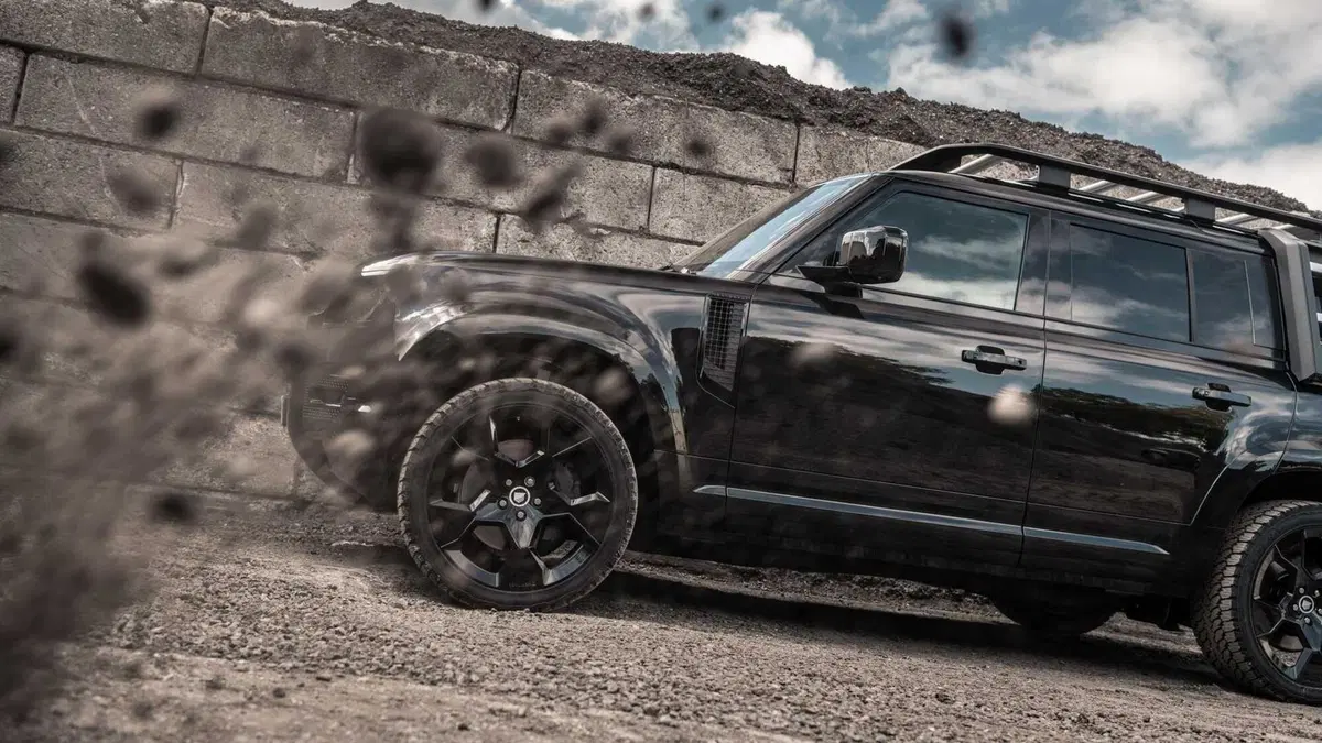 Total Black in stile 007 per Land Rover Defender by Heritage Customs (5)