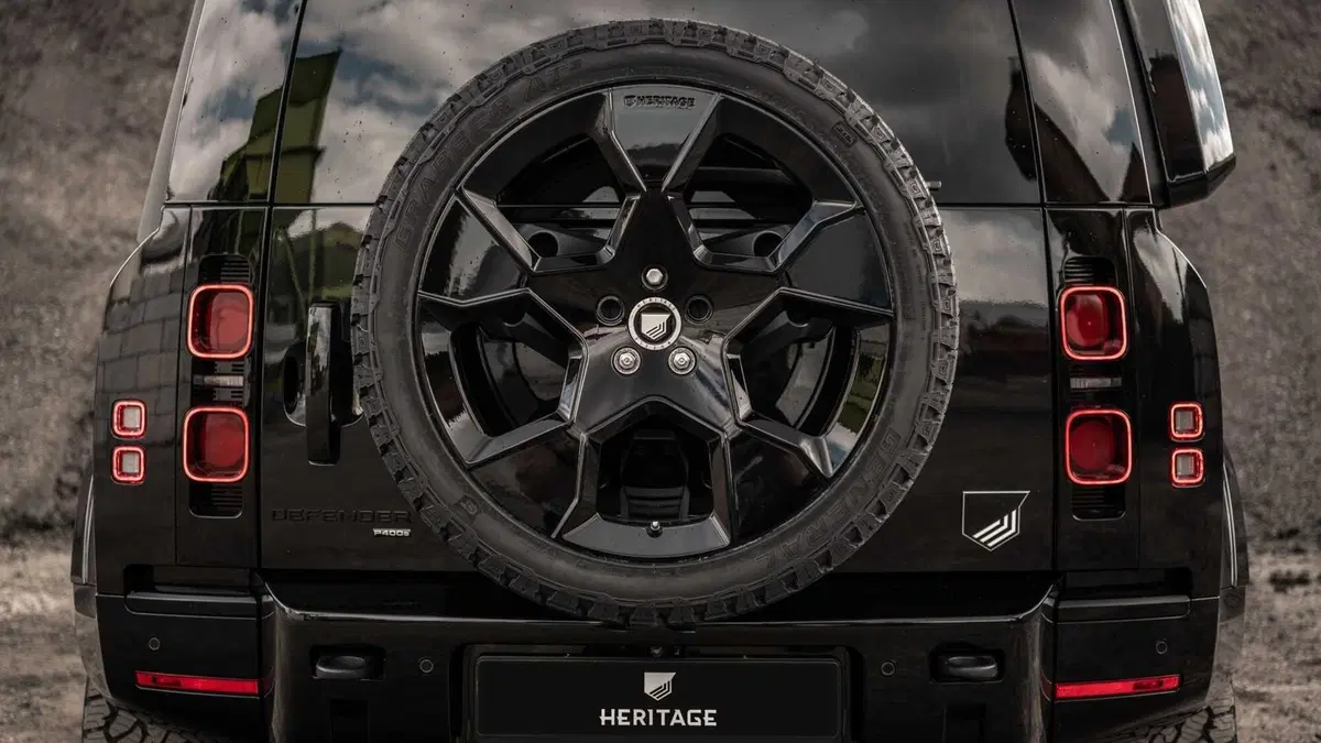 Total Black in stile 007 per Land Rover Defender by Heritage Customs (10)
