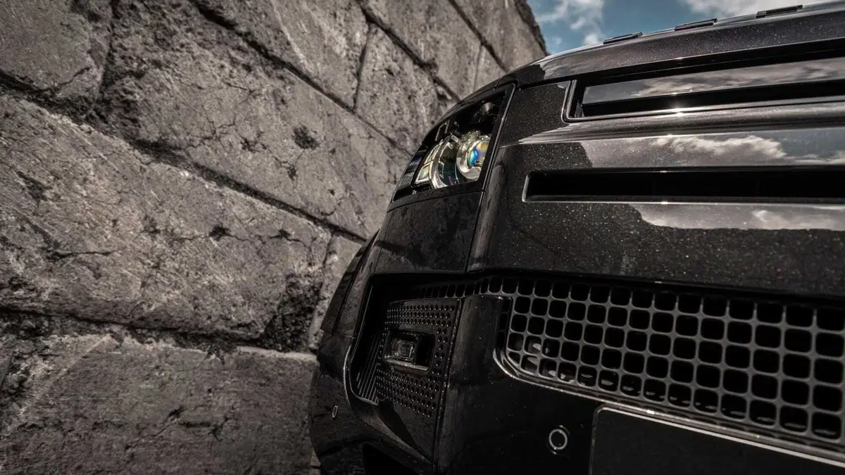 Total Black in stile 007 per Land Rover Defender by Heritage Customs (4)