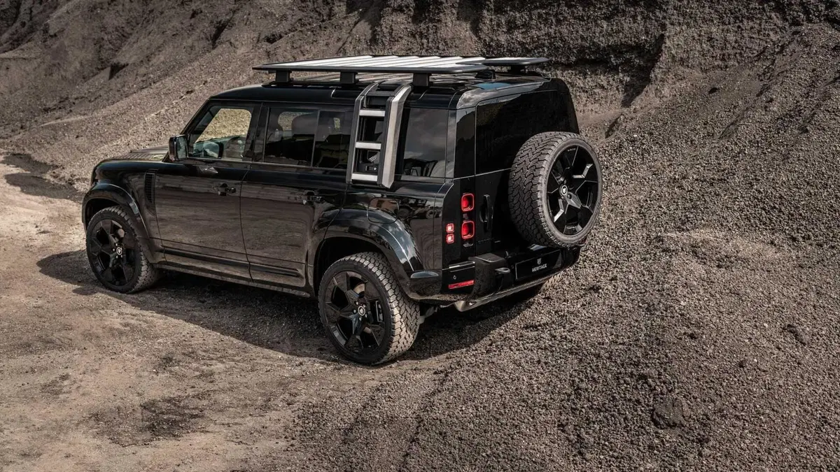 Total Black in stile 007 per Land Rover Defender by Heritage Customs (6)