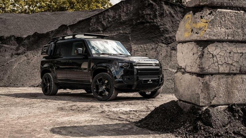 Total Black in stile 007 per Land Rover Defender by Heritage Customs