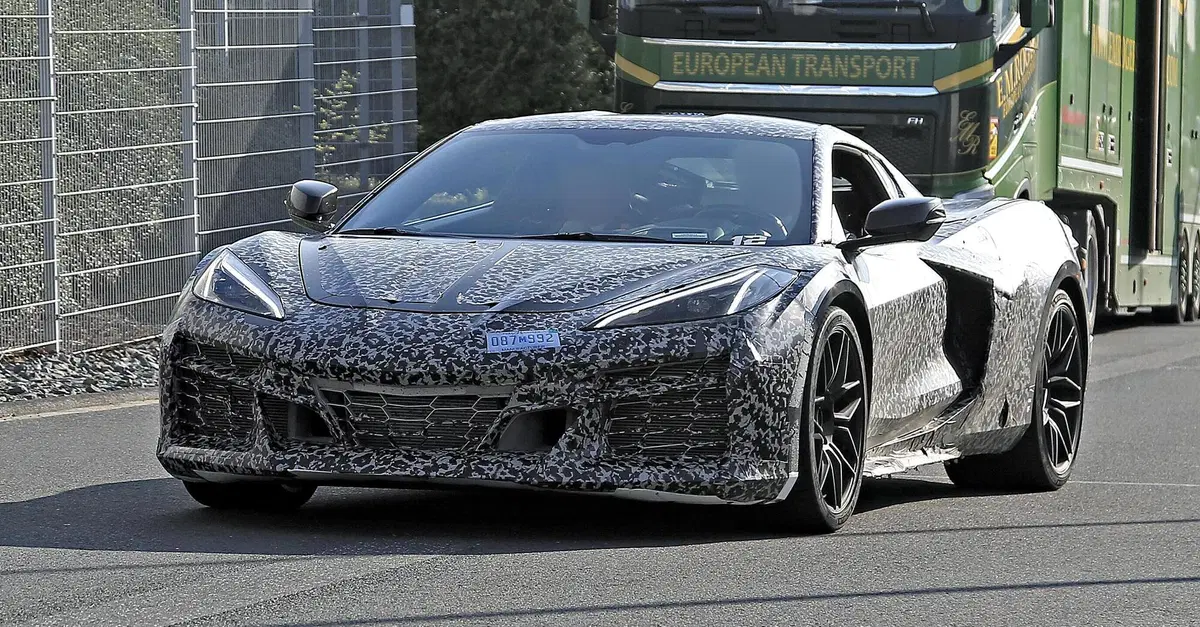 Anche le Corvette diventano ibride, La E-Ray avvistata in Germania