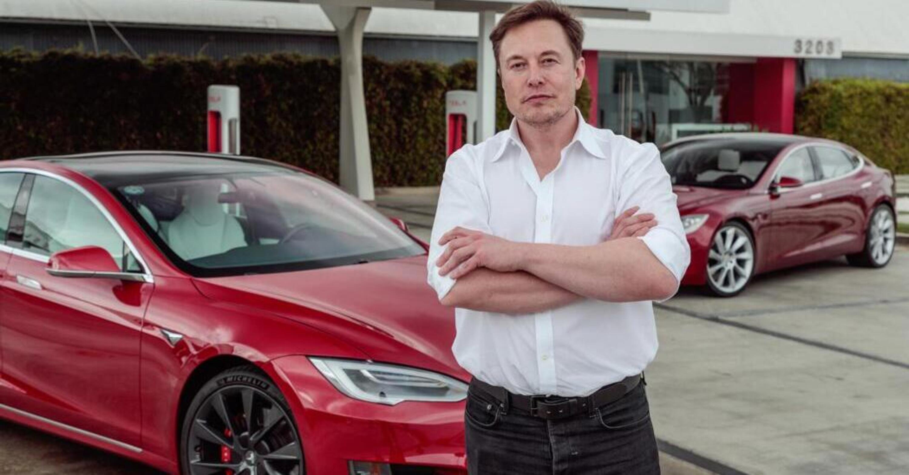 Tesla accelera mentre gli altri frenano: la crisi dei chip non sembra interessare le elettriche di Elon Musk