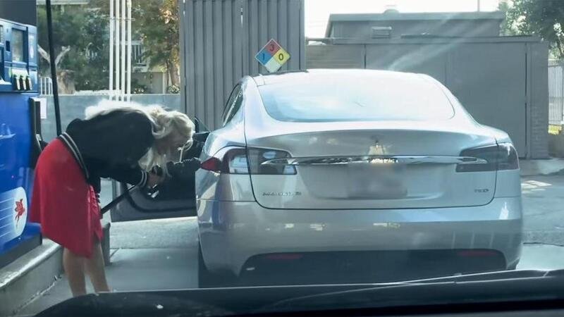 Pausa rifornimento ai confini della realt&agrave;: donna vuole infilare il getto di benzina nella Tesla Model S