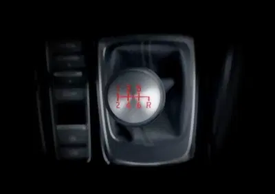 Quando hai in cantiere folta gamma di auto elettriche cinesi ma... Pubblicizzi il cambio manuale!