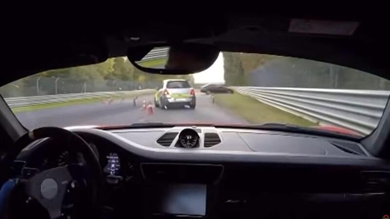 Con la bella Mercedes in test al Nurburgring: pronti, partenza... Crash [video 2 secondi]