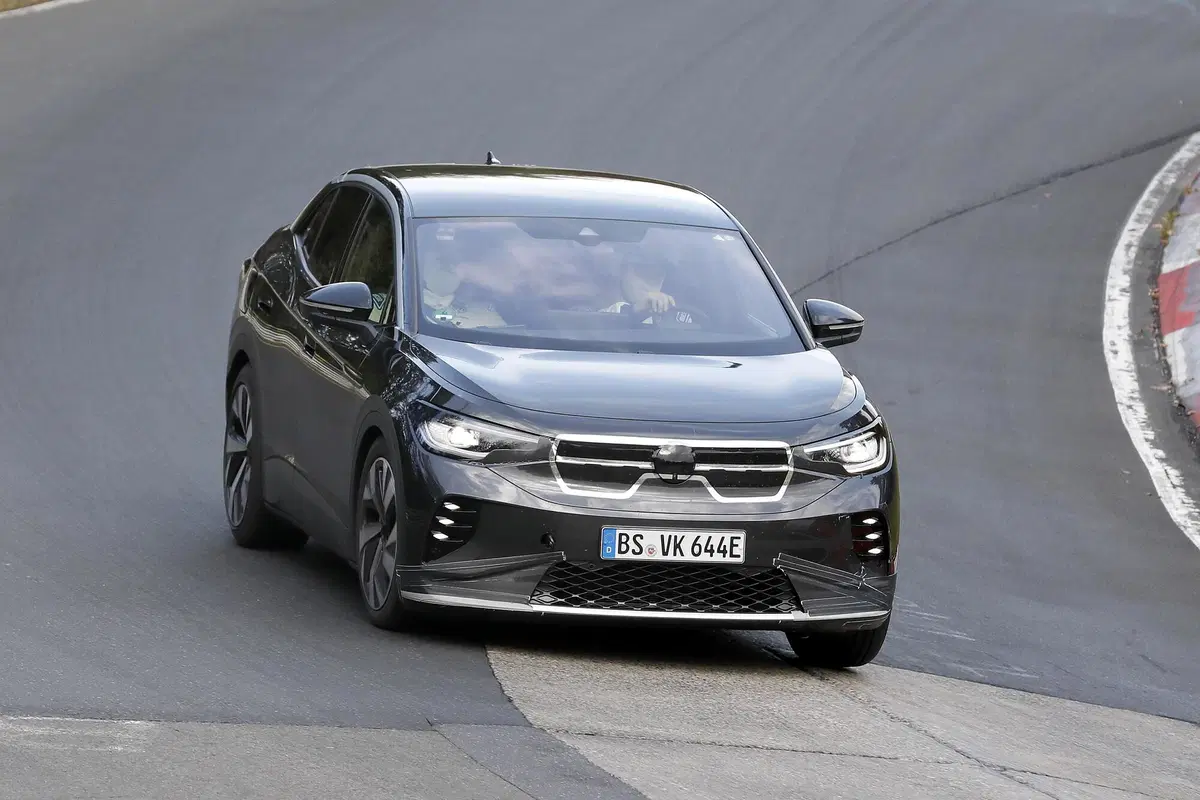 Volkswagen ID.5 X, al 'Ring con una calandra trompe l'oeil. Le foto spia