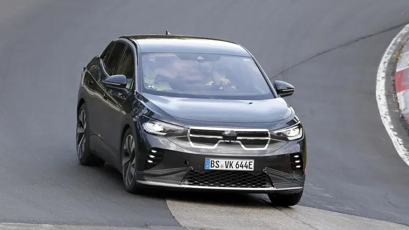 Volkswagen ID.5 X, al 'Ring con una calandra trompe l'oeil. Le foto spia