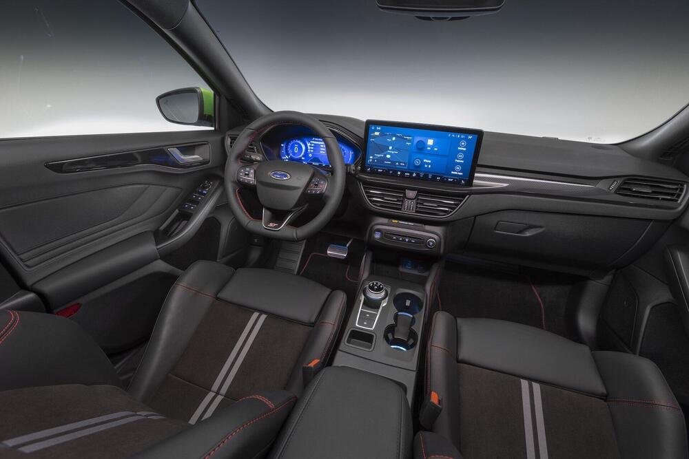 La nuova Ford Focus restyling (ST) equipaggiata con infotainment da 13,2 pollici e strumentazione digitale