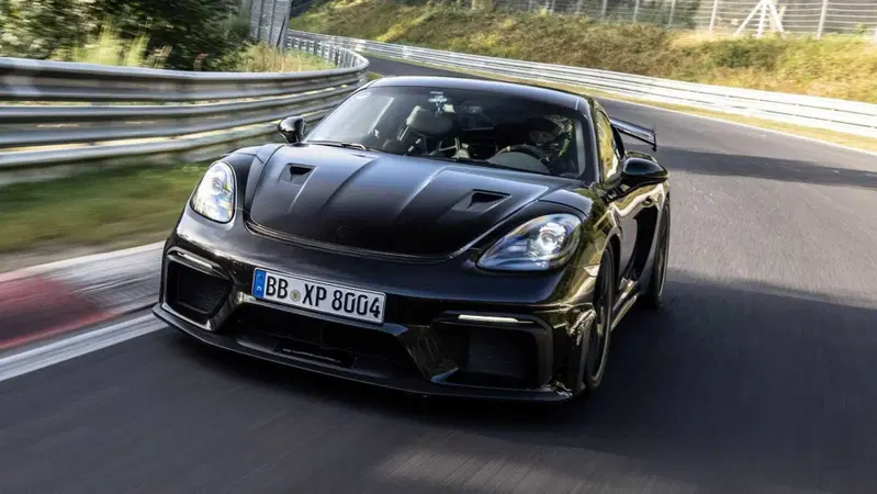 [VIDEO] Porsche 718 Cayman GT4 RS, il giro al Nurburgring &egrave; pura poesia