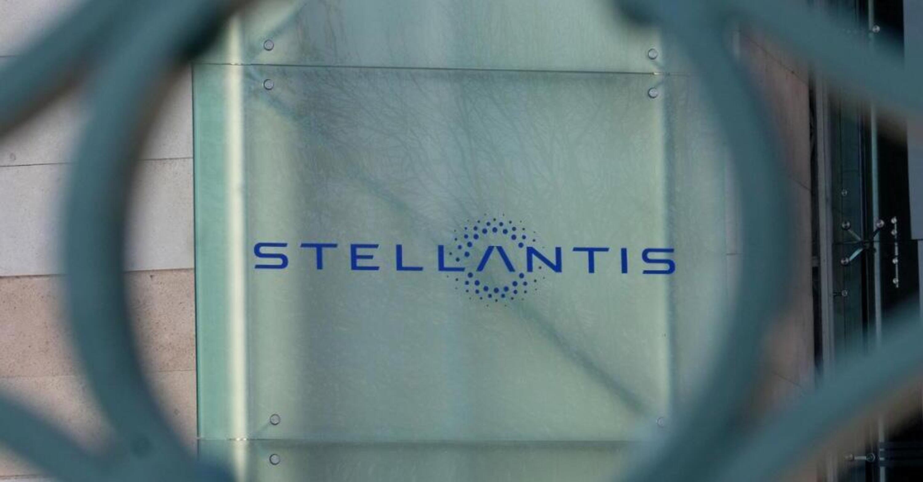 Stellantis, c&rsquo;&egrave; l&rsquo;accordo con Samsung per la produzione di batterie agli ioni di litio