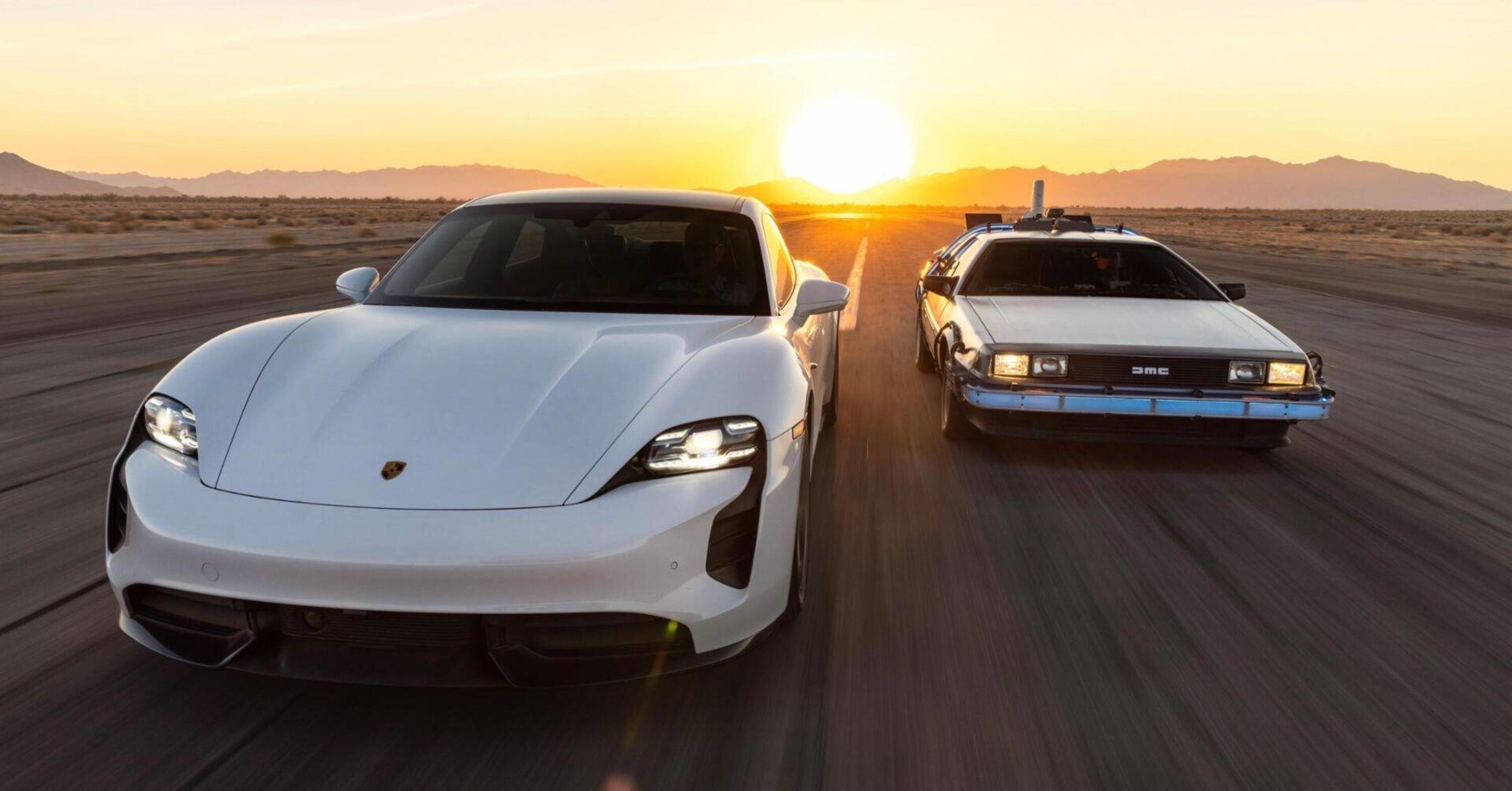 Grande Giove! Porsche Taycan e la DeLorean di Ritorno al Futuro in uno spot che emoziona [VIDEO]