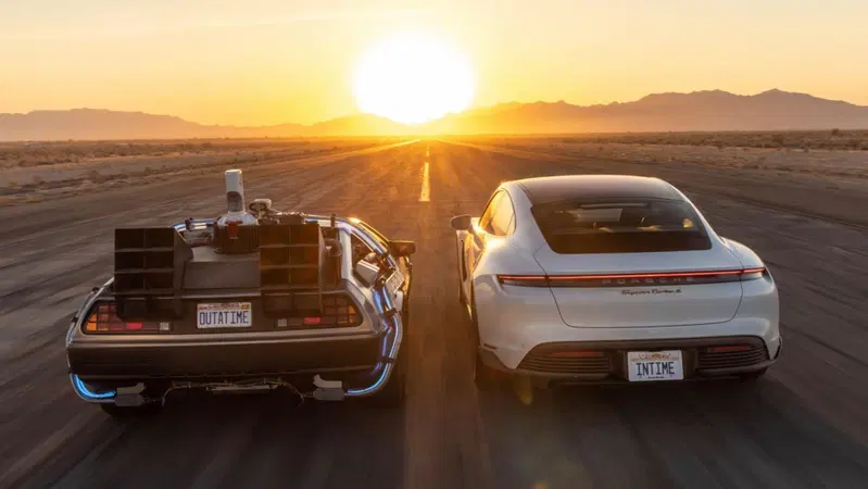 Grande Giove! Porsche Taycan e la DeLorean di Ritorno al Futuro in uno spot che emoziona [VIDEO]