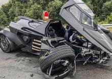 Lamborghini, Batmobile con V10: incidentata contro la Megane