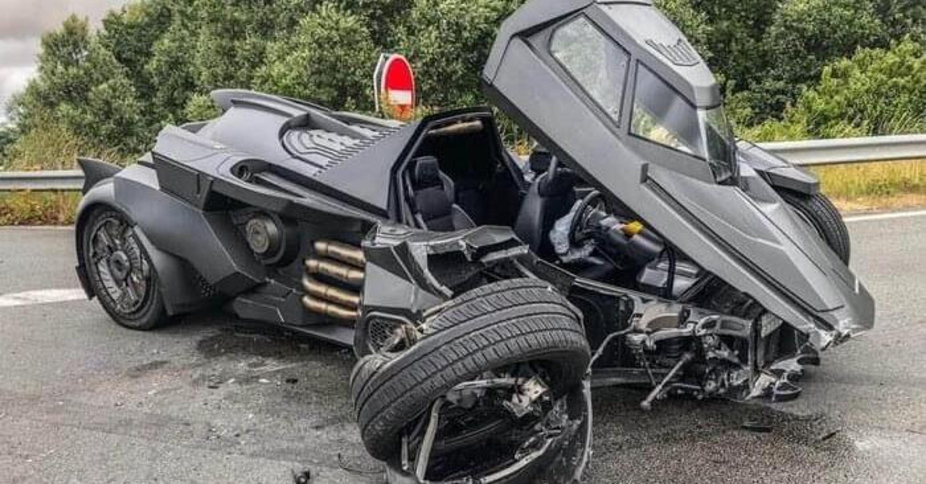 Lamborghini, Batmobile con V10: incidentata contro la Megane