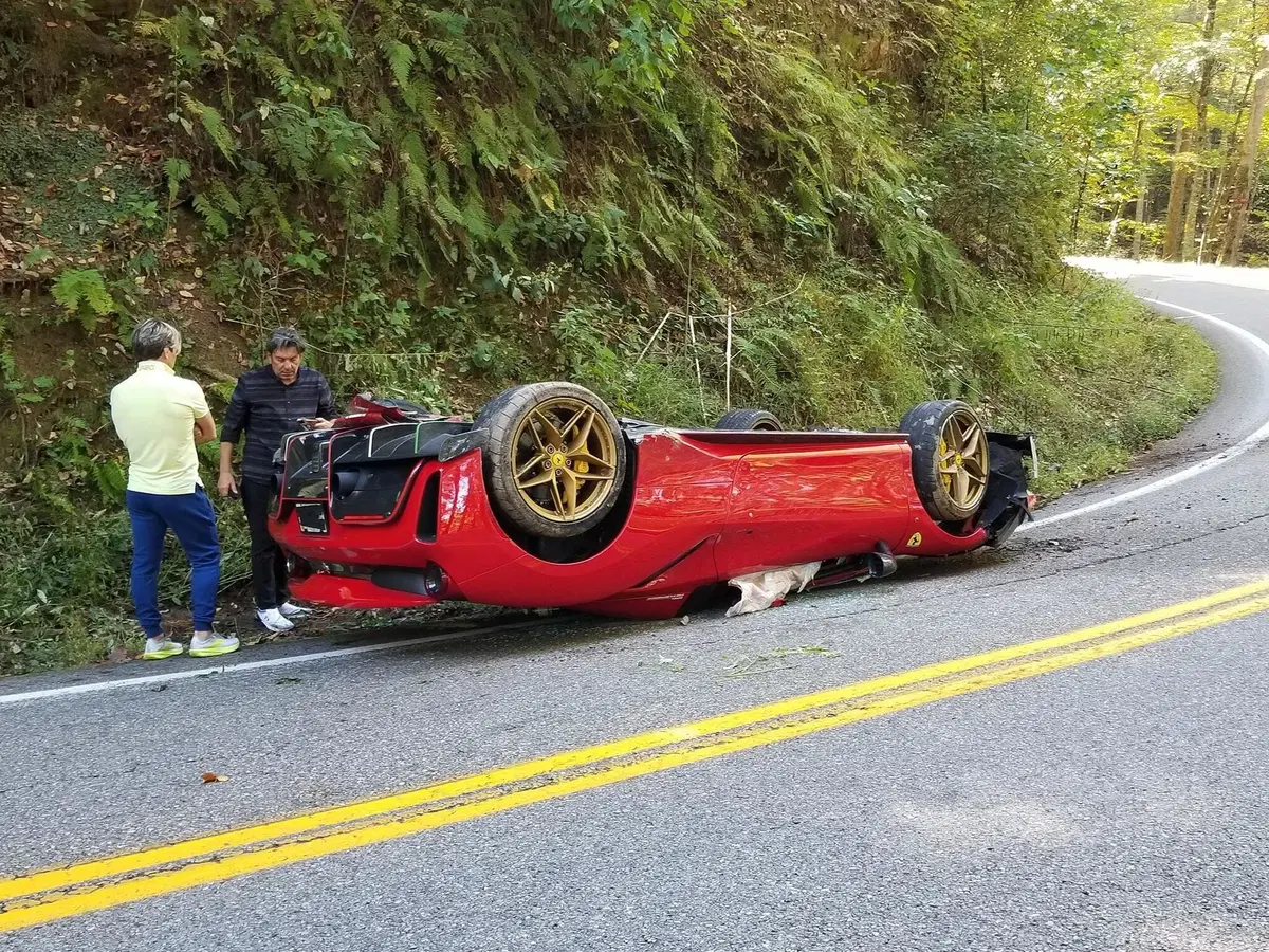incidente di una Ferrari 488 Pista Aperta durante un raduno  (2)