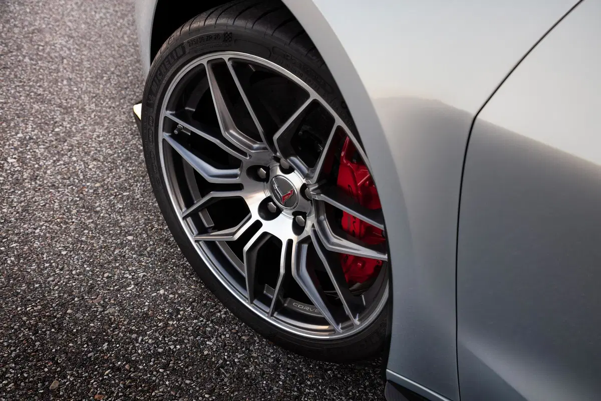 Corvette Z06, la nuova generazione fa rimpiangere la 458 Italia? (18)