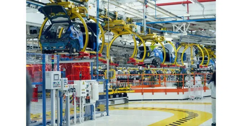 L'Italia e l'elettrico di Stellantis: ambizioni da Italy House Torino [cliente e batterie al centro]