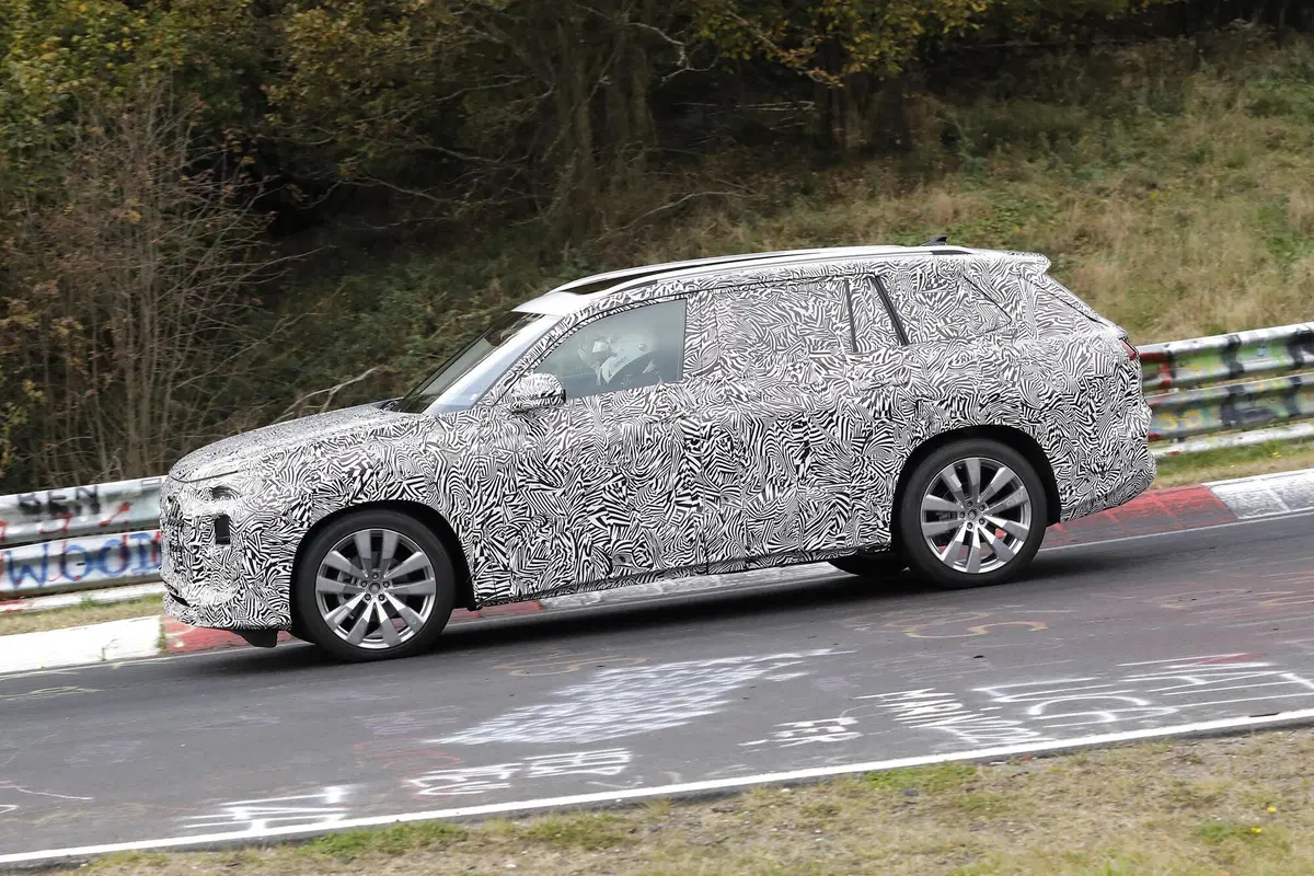 Audi Q9, le foto spia del SUV extralarge (6)