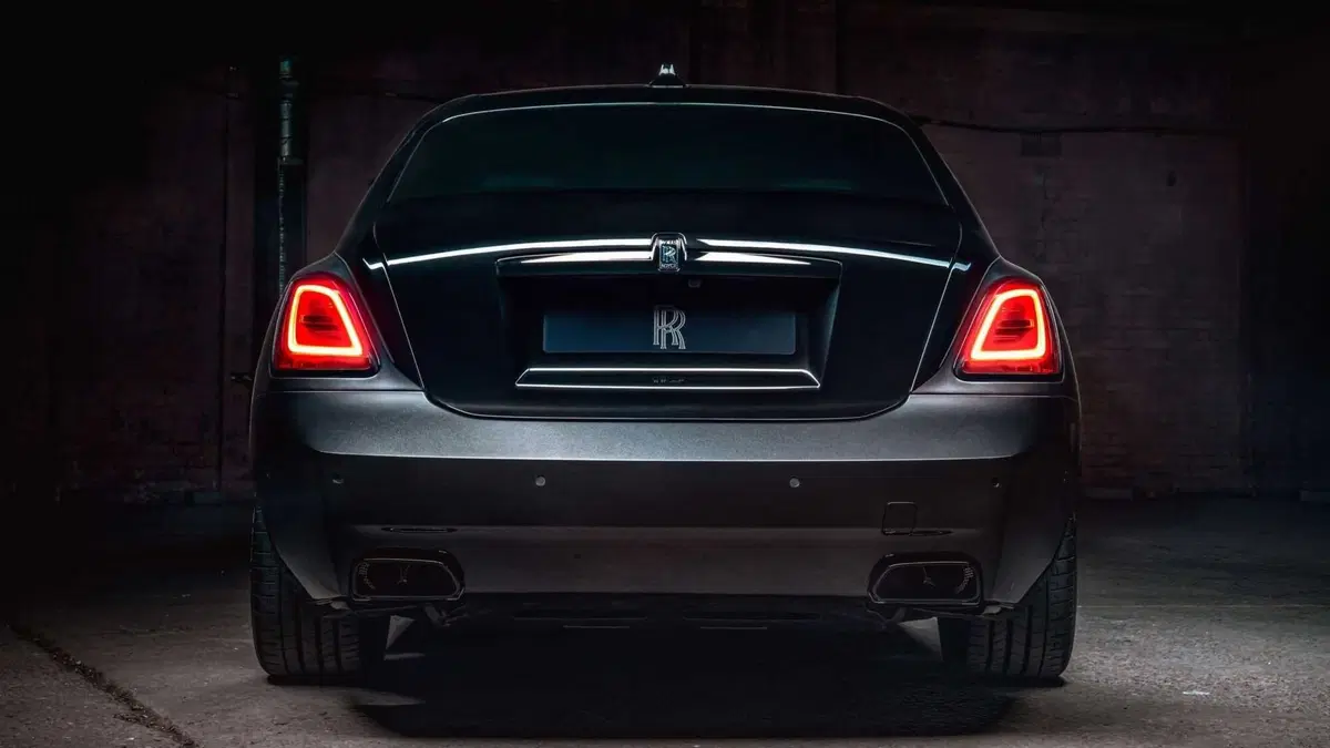 Rolls-Royce Ghost Black Badge, salotto extralusso (9)
