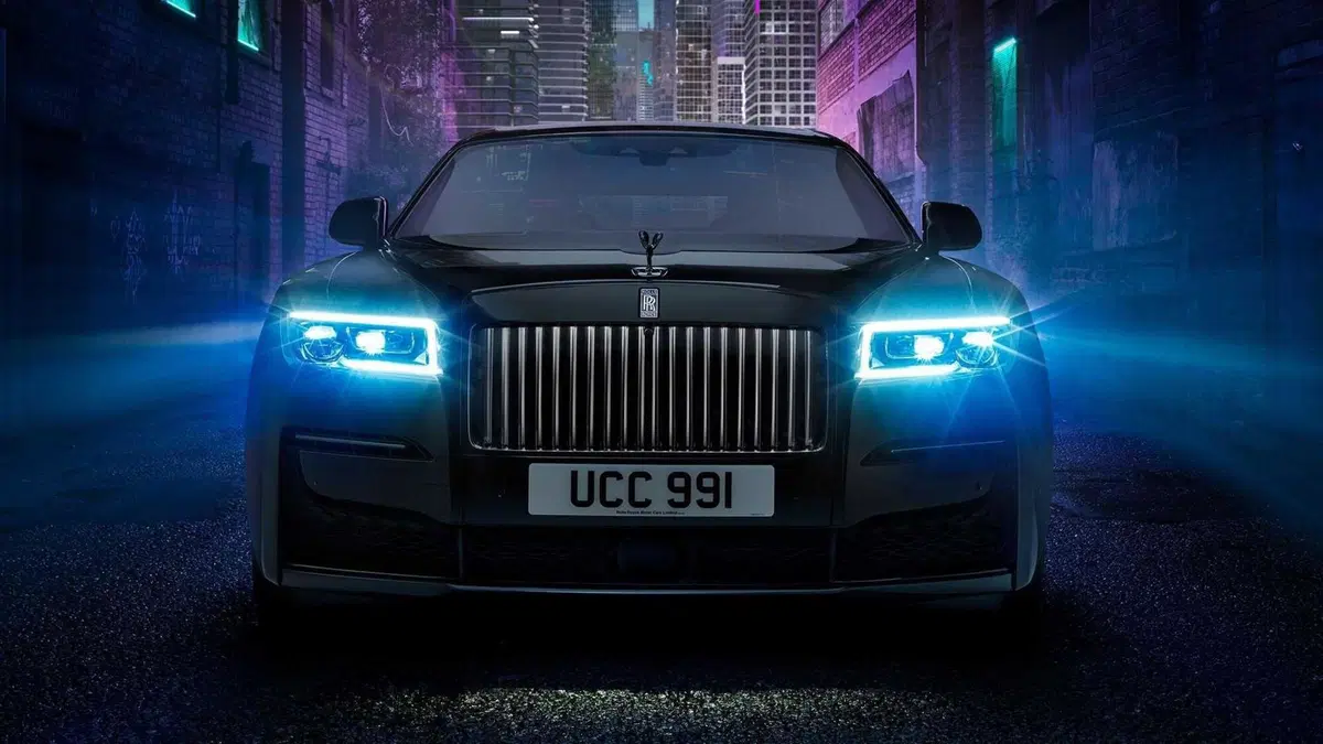 Rolls-Royce Ghost Black Badge, salotto extralusso (5)