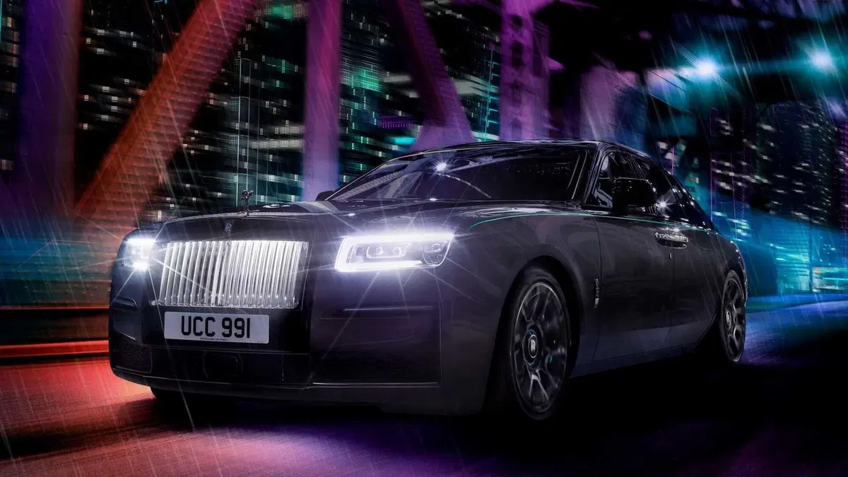Rolls-Royce Ghost Black Badge, salotto extralusso (2)