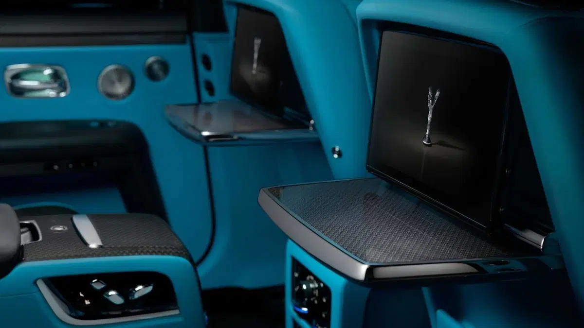 Rolls-Royce Ghost Black Badge, salotto extralusso (16)