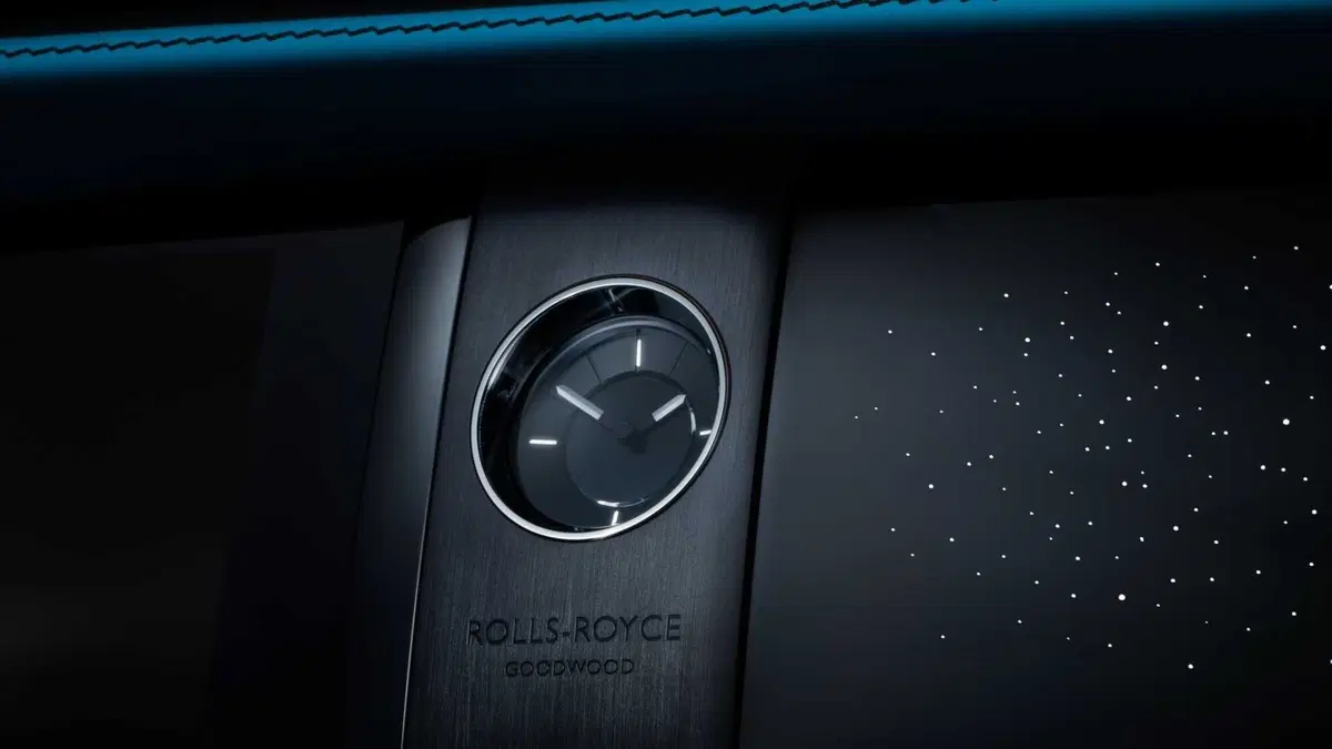 Rolls-Royce Ghost Black Badge, salotto extralusso (21)