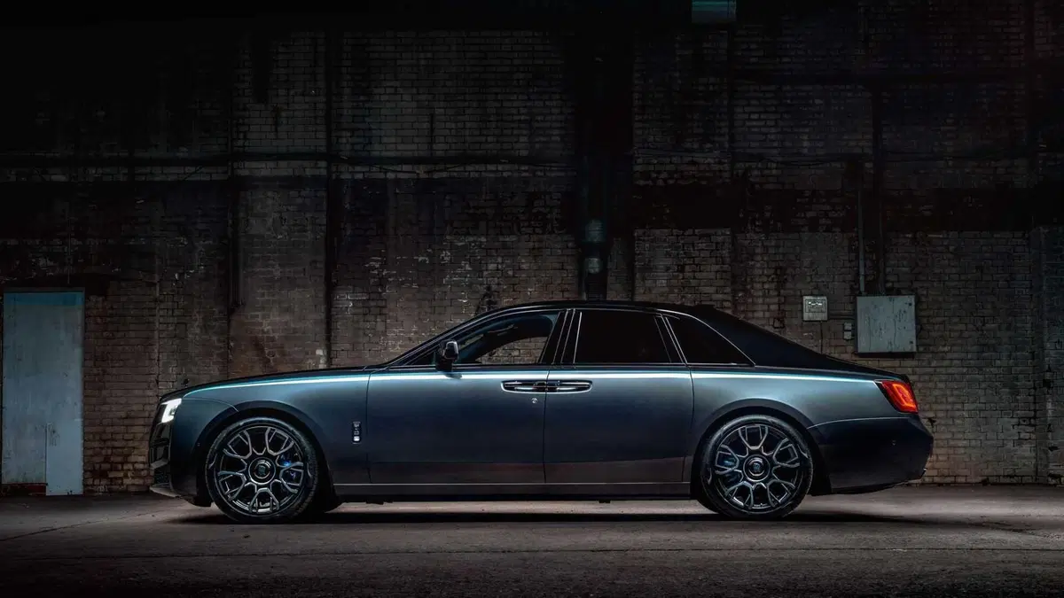 Rolls-Royce Ghost Black Badge, salotto extralusso (7)