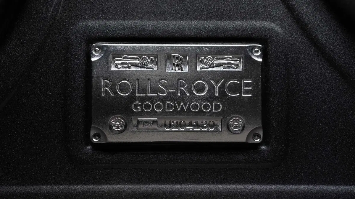Rolls-Royce Ghost Black Badge, salotto extralusso (23)