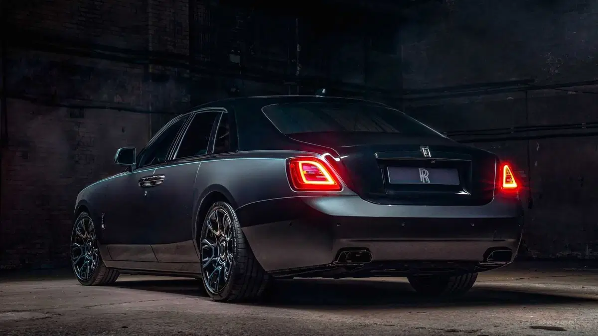 Rolls-Royce Ghost Black Badge, salotto extralusso (8)