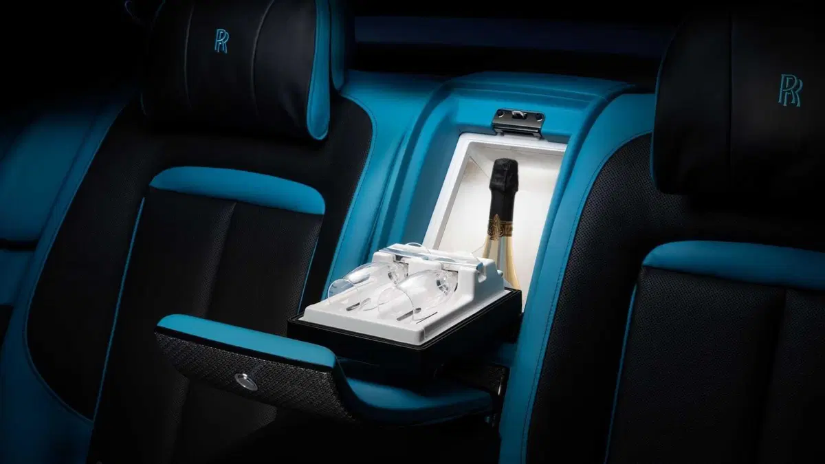Rolls-Royce Ghost Black Badge, salotto extralusso (19)