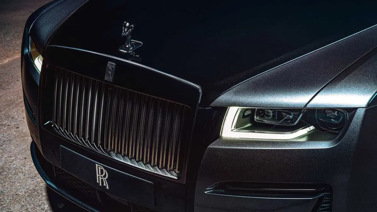 Rolls-Royce Ghost Black Badge, salotto extralusso (6)