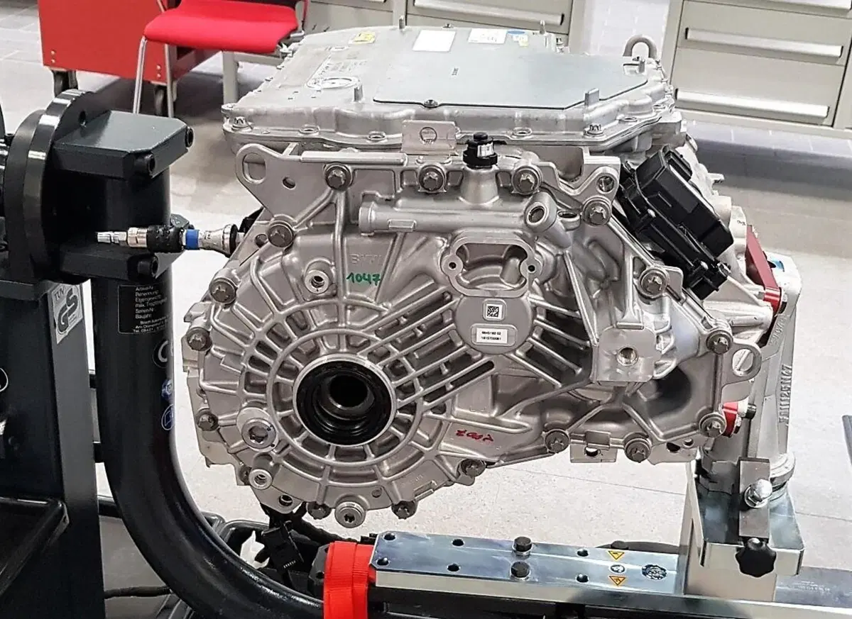 Unità e-drive BMW Gen5, Smontata: la fine di vari mondi motoristici ma si può ancora riparare (8)