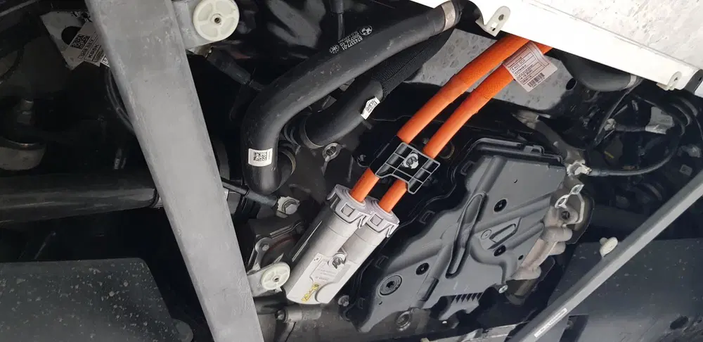 Dove una volta c'era un tubo carburante con pompa, ora cavi arancioni