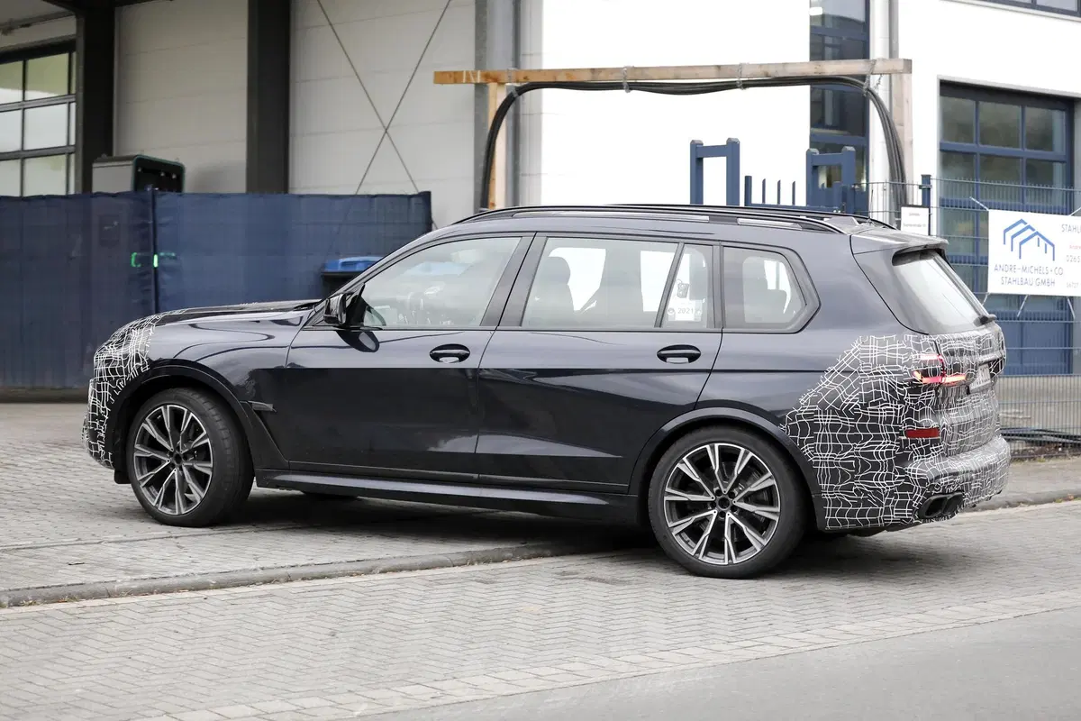 BMW X7 restyling, le foto spia (2)