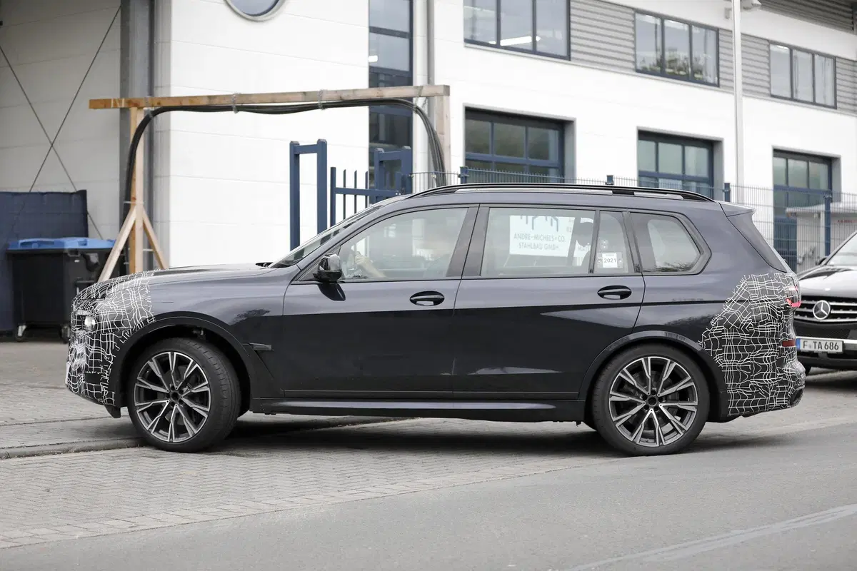 BMW X7 restyling, le foto spia (3)