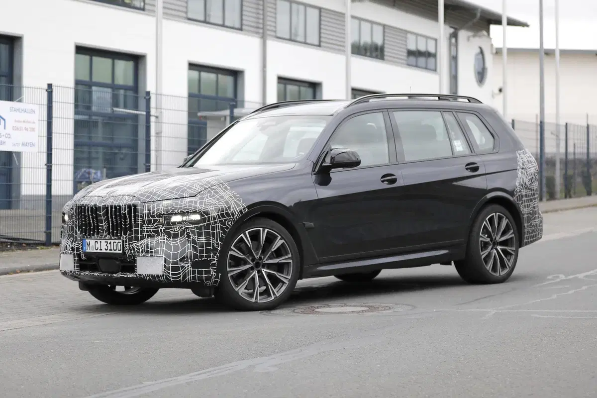 BMW X7 restyling, le foto spia (4)