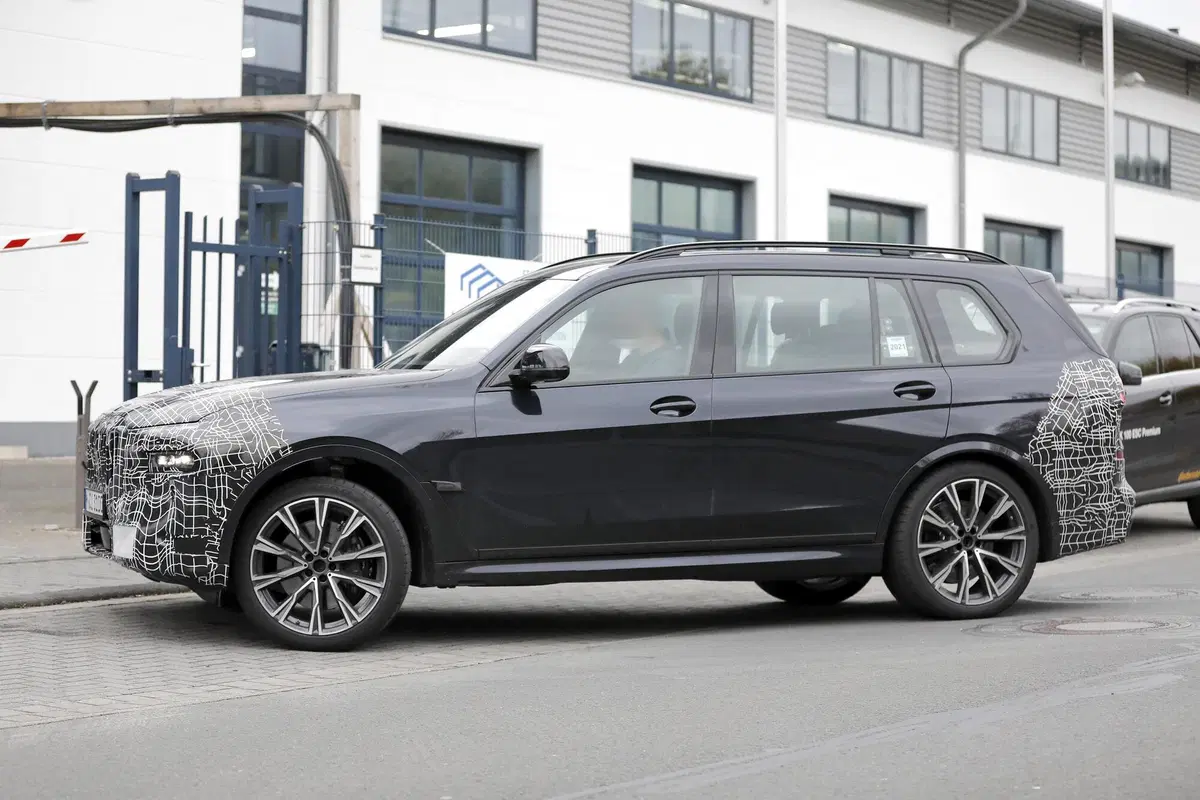 BMW X7 restyling, le foto spia (7)