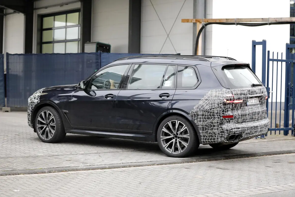 BMW X7 restyling, le foto spia (8)