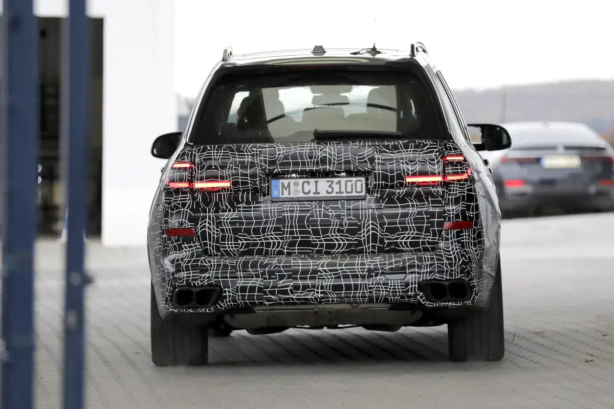 BMW X7 restyling, le foto spia (9)