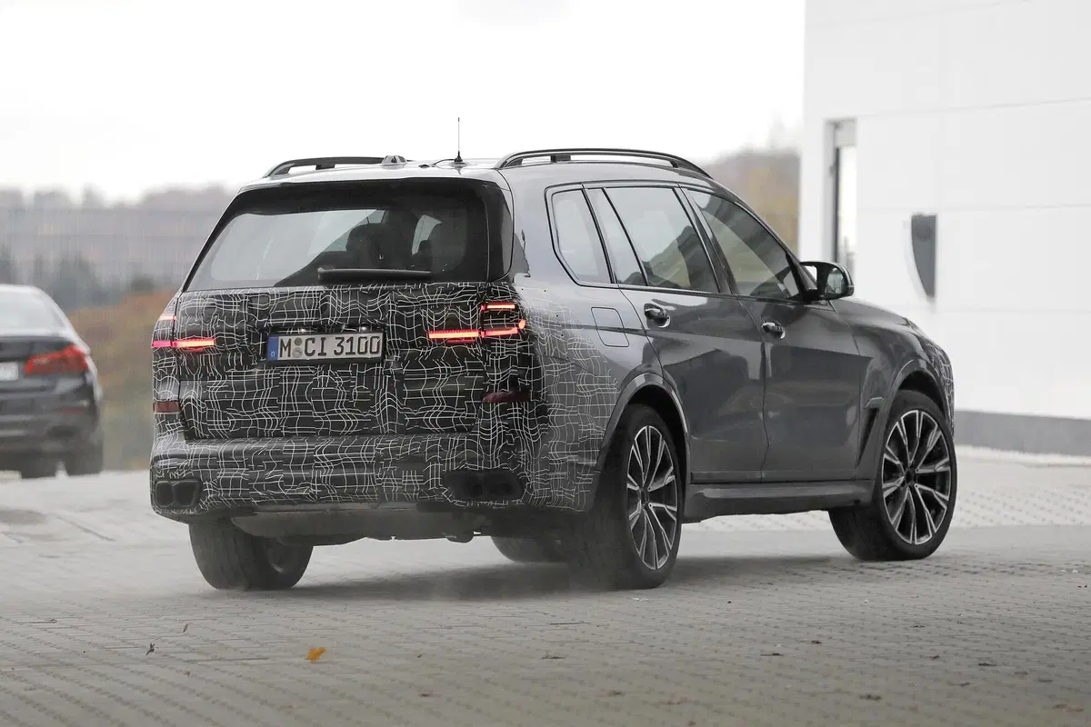 BMW X7 restyling, le foto spia (10)